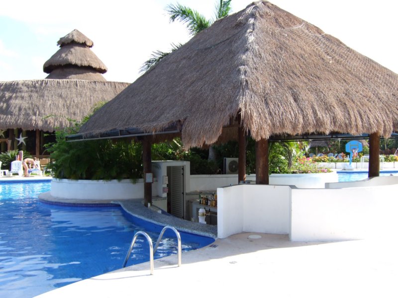 poolbarbackside.jpg