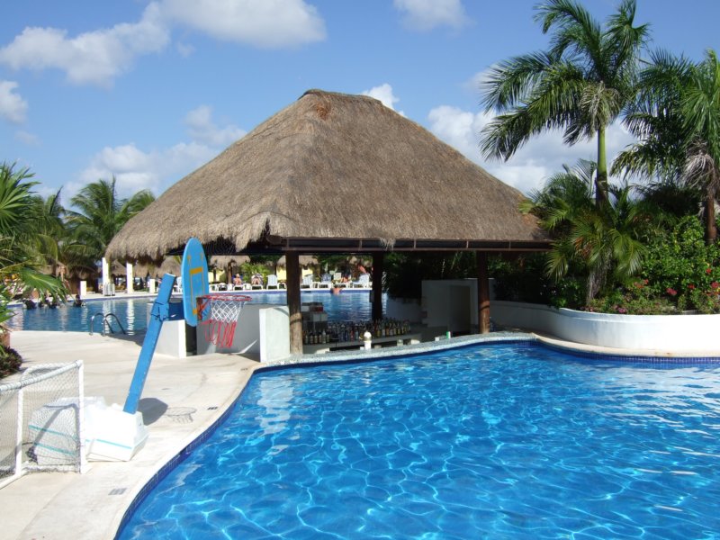 poolbarfrontside.jpg